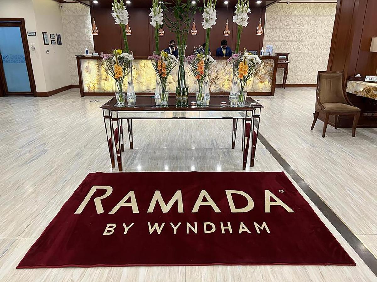 Отель Ramada By Wyndham Мултан Экстерьер фото