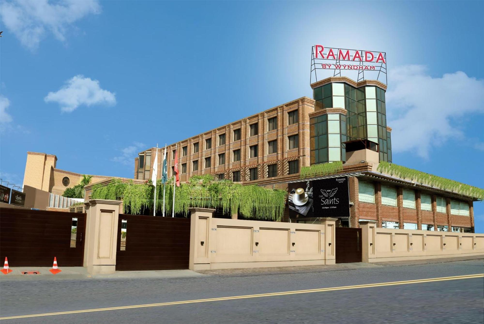 Отель Ramada By Wyndham Мултан Экстерьер фото
